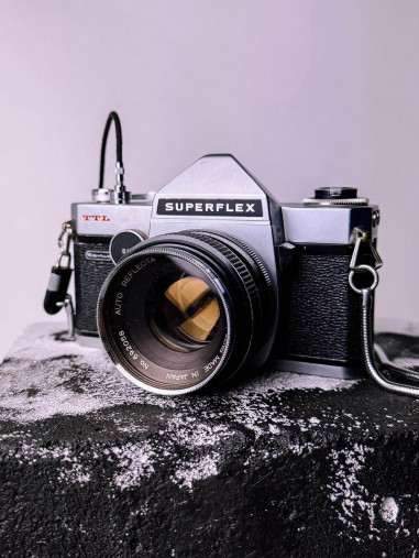 Revuenon Superflex TTL – analógová zrkadlovka s objektívom 55mm f/1.7